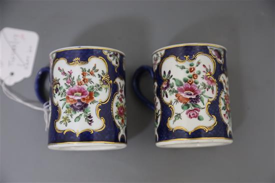 A good pair of small Worcester mugs, circa 1768, H. 8.5cm